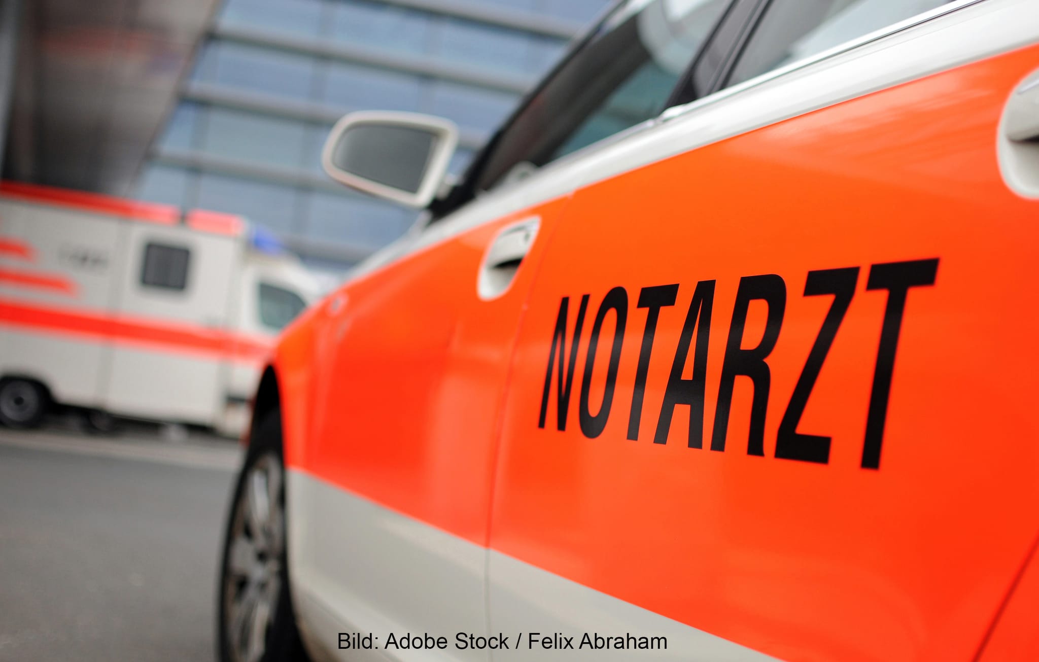 Nach der Erstversorgung durch Helfer wurde der 31-Jährige ins Krankenhaus gefahren.  
Bild: Adobe Stock/Felix Abraham