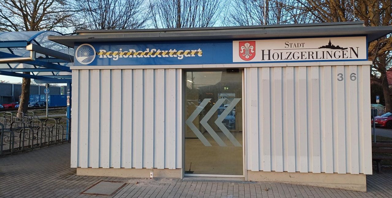 Der „Regio Rad“-Schriftzug ist durchgestrichen. In der Station am Bahnhof gibt es künftig Lebensmittel lokaler und regionaler Erzeuger und gerettete Lebensmittel. Bild: Elbers