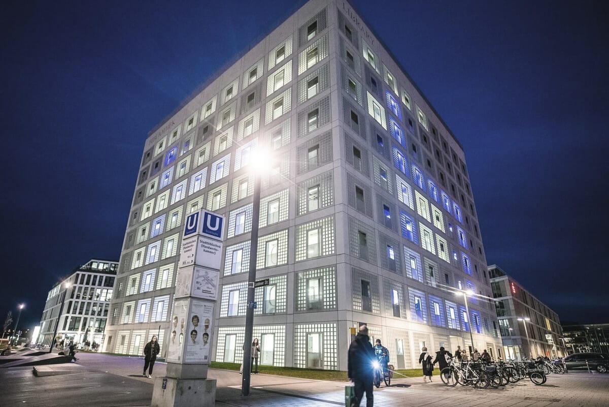 Bei der Beleuchtung von Straßen, Wegen und Plätzen setzt die Stadt auf LED-Technik – hier die Stadtbücherei.