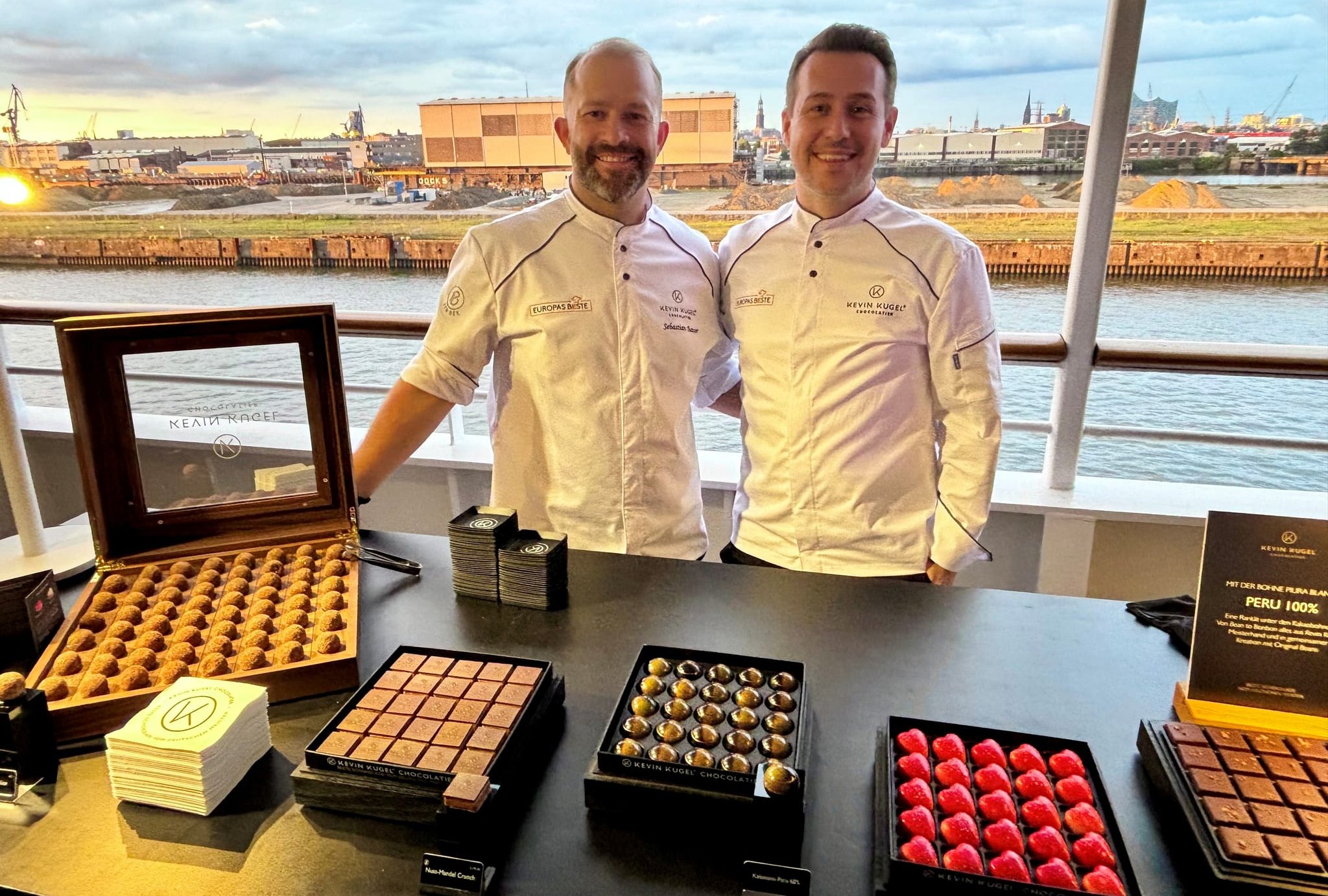 Produktionsleiter Sebastian Bator und Chocolatier Meister Kevin Kugel  versüßen den Hamburger Abend.