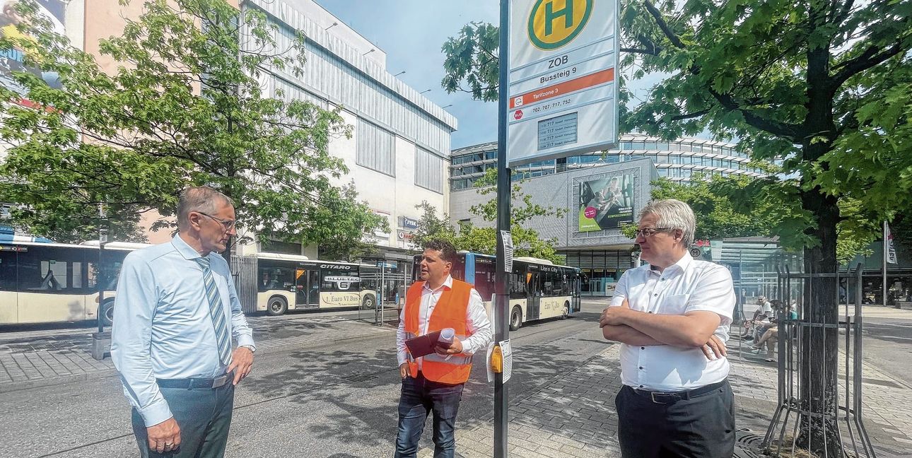 Jens Kirschnick vom Sindelfinger Tiefbauamt (Mitte) stellt dem Böblinger Landrat Roland Bernhard (links) und VVS-Geschäftsführer Thomas Hachenberger die Maßnahmen am Sindelfinger ZOB vor.