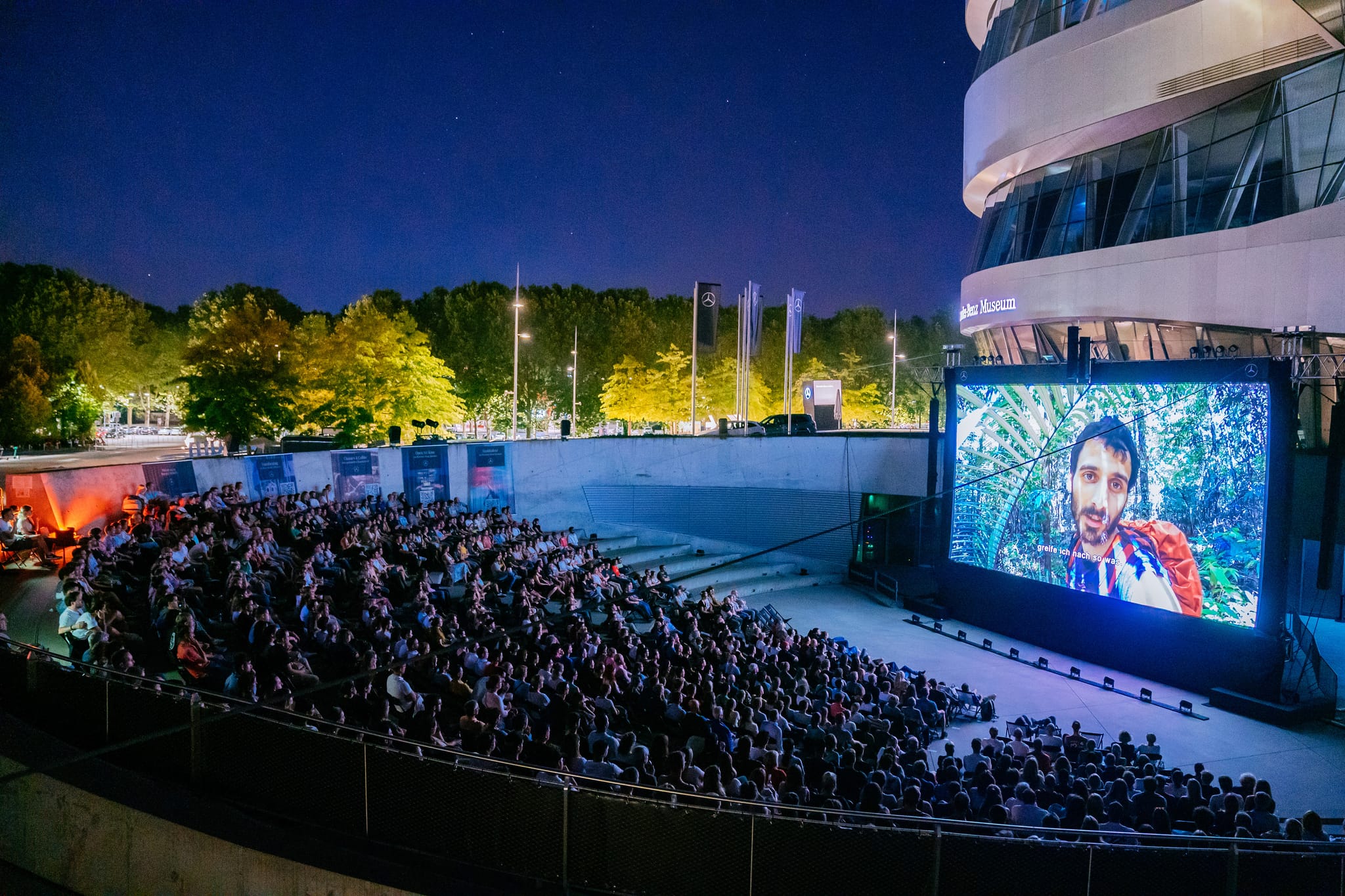 Volles Haus beim Open Air Kino.