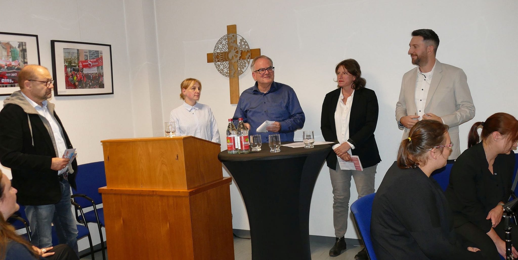 Pfarrer Andreas Hiller, der moderierte, Dr. Sarah Köhler, Rainer Held, Julia Friedrich und Marian Schirmer bei der Diskussion in der evangelischen Betriebsseelsorge in Sindelfingen.