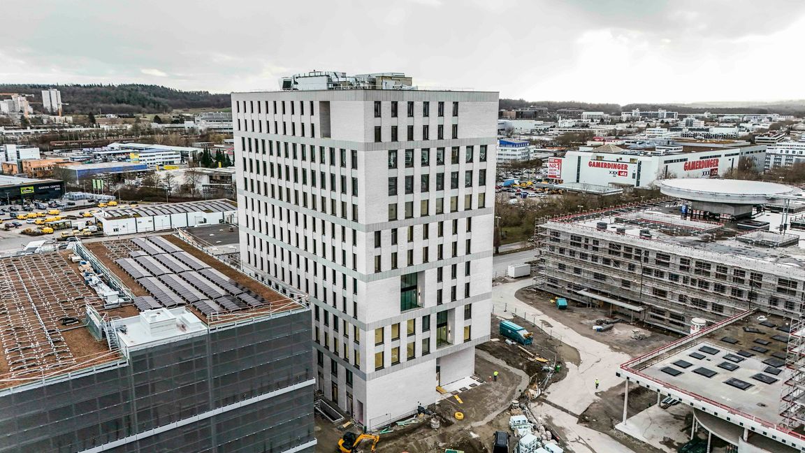 Das Hochhaus für Arbeiten, Wohnen und Lernen ist das höchste Gebäude auf dem Flugfeld