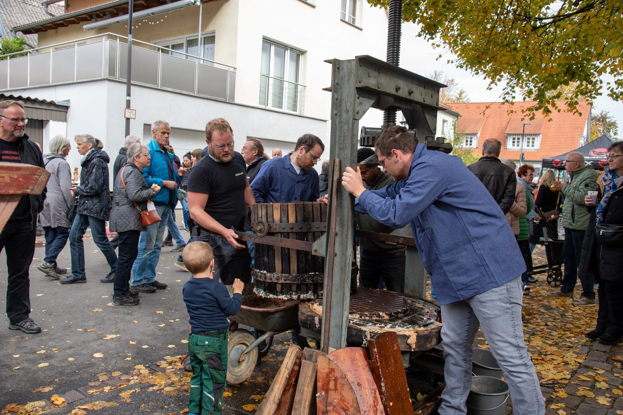 Tausende besuchten bei spätsommerlichem Wetter den Holzgerlinger Herbst.