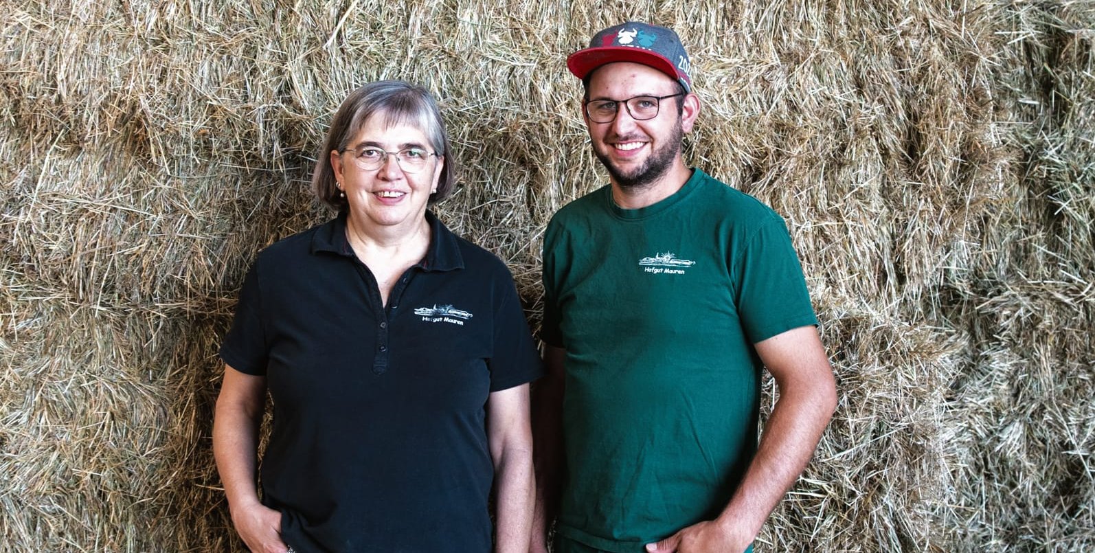 Elisabeth Kenntner-Scheible und ihr Sohn Christoph Scheible  öffenen die Stall- und Scheunentüren.
