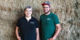 Elisabeth Kenntner-Scheible und ihr Sohn Christoph Scheible öffenen die Stall- und Scheunentüren.