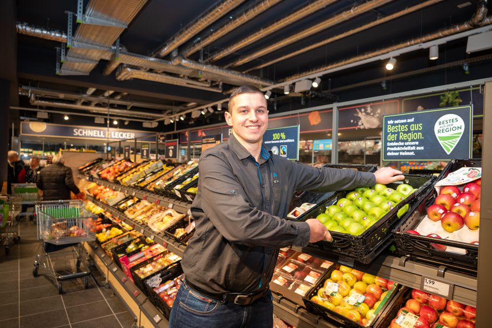 Filialleiter Timo Preuß aus Waldenbuch legt mit seinem Team viel Wert auf Frische. Bild: Nüßle