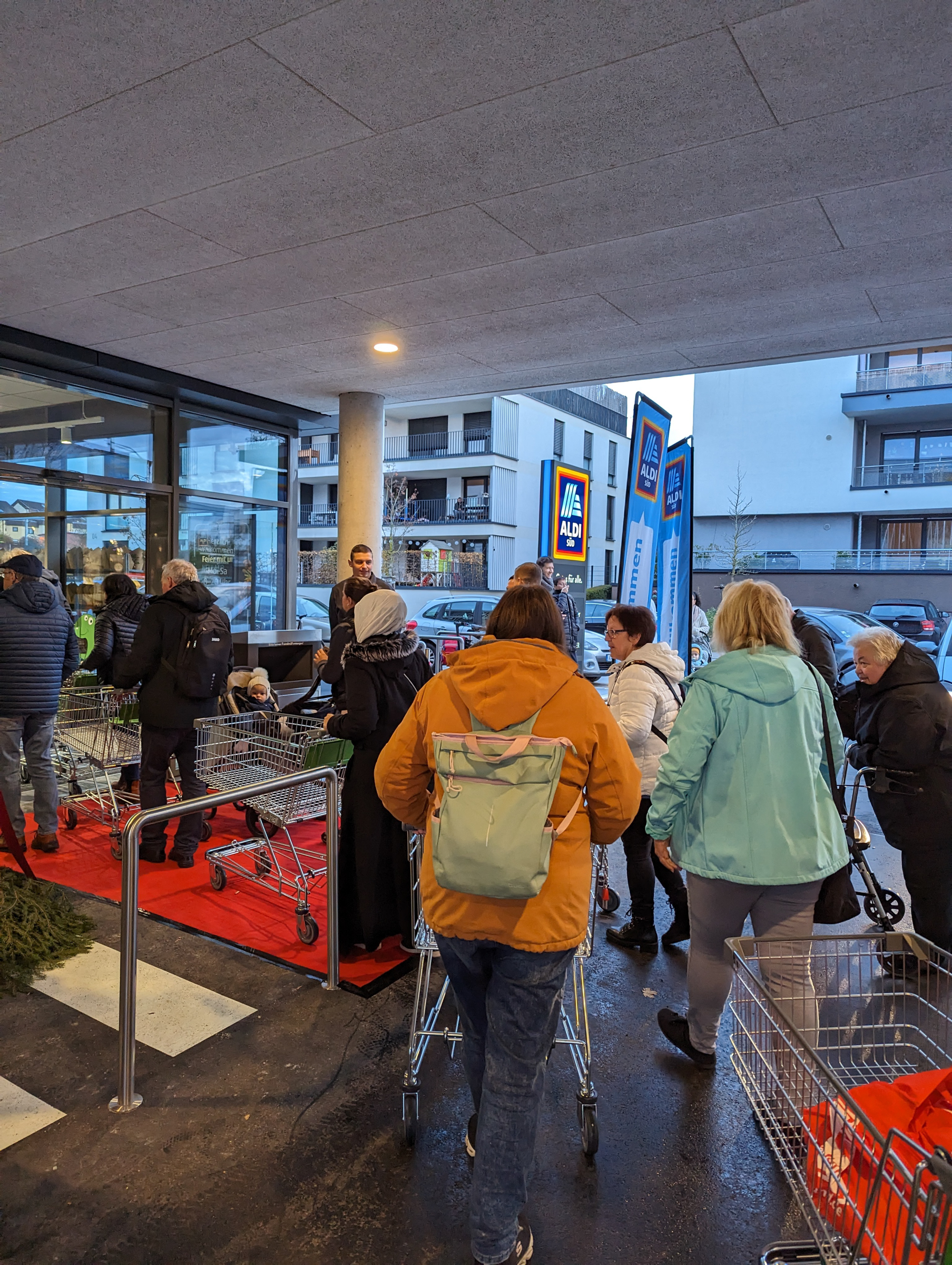 Lange Schlangen, noch bevor die neue Aldi-Filiale um 8 Uhr öffnete. Bild: Nüßle