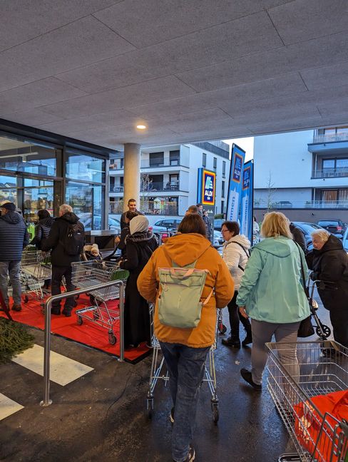 Lange Schlangen, noch bevor die neue Aldi-Filiale um 8 Uhr öffnete. Bild: Nüßle