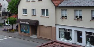 Das ehemalige Friseurgeschäft Roller an der Ecke Unterer Marktplatz/Alte Stuttgarter Straße und der flachere Anbau wäre nach der Ansicht von Magstadts Bürgermeister Florian Glock für eine Pizzeria samt Außenbewirtschaftung gut geeignet.