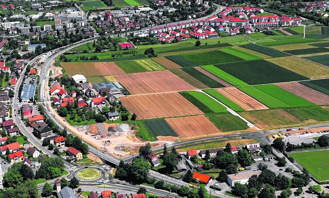 Auf diesem Luftbild aus dem Jahr 2009 ist oben rechts das Gebiet Grünäcker zu sehen, die Allmendäcker sind bis auf wenige Bestandsgebäude an der Bahnlinie noch nicht bebaut. Die S-Bahn-Strecke ist noch nicht fertig.  Bild: Stampe/A