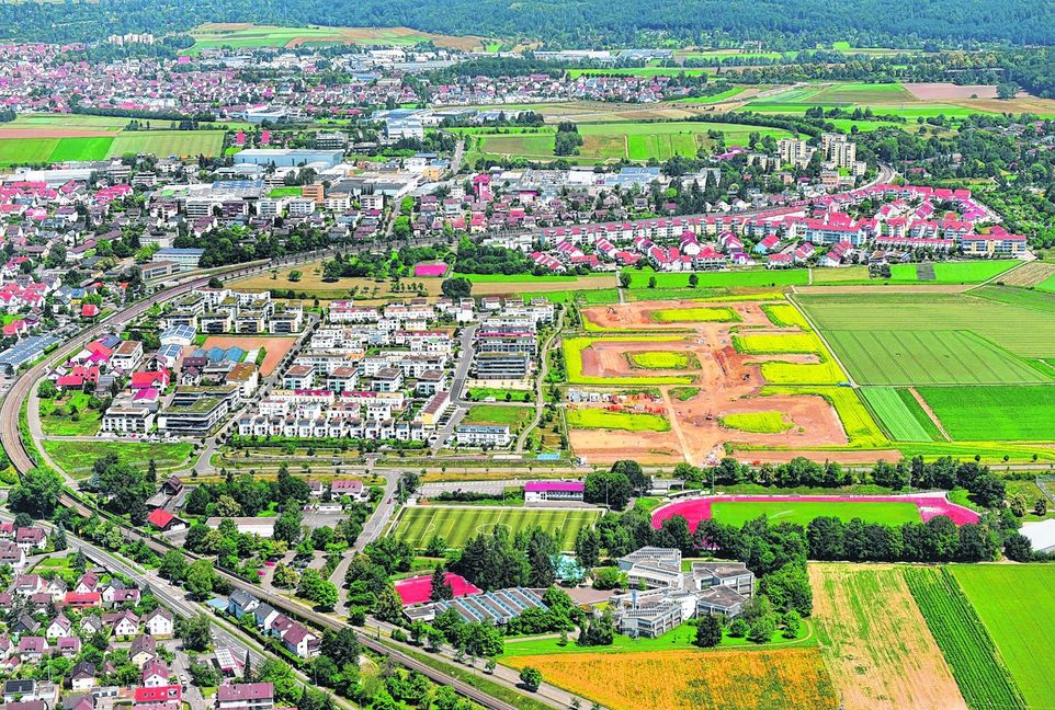 Ein Luftbild von den Maichinger Allmendäckern mit Blick Richtung Magstadt aus diesem Frühjahr: Links, direkt an der Bahnlinie, der Hof der Familie Kemmler. Neben dem bereits besiedelten Baugebiet Allmendäcker I sind rechts direkt daneben die Erschließungsarbeiten für das Baugebiet Allmendäcker II zu erkennen. Oben im Bild die Gebiete Grünäcker, Kleines Egart und ein Teil der Landhaussiedlung.  Bild: Stampe