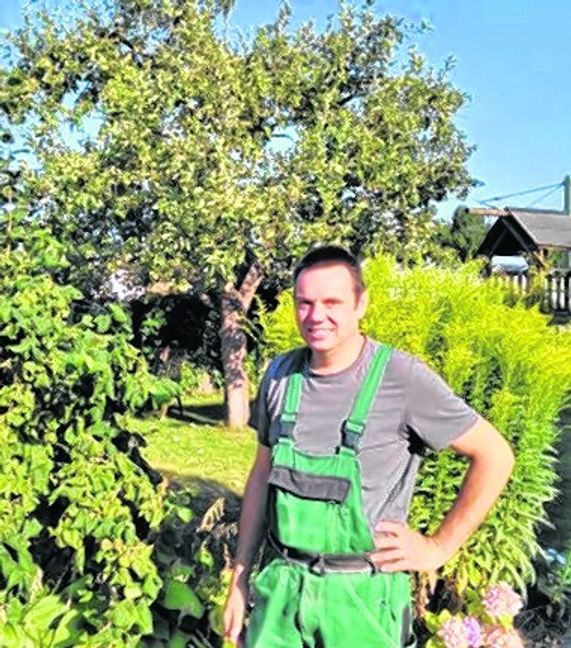 Sigmund Kemmlers Bauernhof liegt direkt an der Bahnlinie. Bild: Schweiker