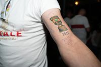 Bilder aus dem Bootshaus in Böblingen: Der VfB Stuttgart ist DFB-Pokalsieger und die Fans sind aus dem Häuschen.