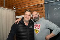 Bilder aus dem Bootshaus in Böblingen: Der VfB Stuttgart ist DFB-Pokalsieger und die Fans sind aus dem Häuschen.