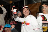 Bilder aus dem Bootshaus in Böblingen: Der VfB Stuttgart ist DFB-Pokalsieger und die Fans sind aus dem Häuschen.