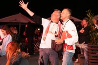 Bilder aus dem Bootshaus in Böblingen: Der VfB Stuttgart ist DFB-Pokalsieger und die Fans sind aus dem Häuschen.
