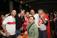 Bilder aus dem Bootshaus in Böblingen: Der VfB Stuttgart ist DFB-Pokalsieger und die Fans sind aus dem Häuschen.