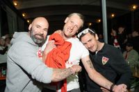 Bilder aus dem Bootshaus in Böblingen: Der VfB Stuttgart ist DFB-Pokalsieger und die Fans sind aus dem Häuschen.