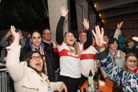 Bilder aus dem Bootshaus in Böblingen: Der VfB Stuttgart ist DFB-Pokalsieger und die Fans sind aus dem Häuschen.