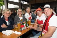 Bilder aus dem Bootshaus in Böblingen: Der VfB Stuttgart ist DFB-Pokalsieger und die Fans sind aus dem Häuschen.