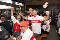 Bilder aus dem Bootshaus in Böblingen: Der VfB Stuttgart ist DFB-Pokalsieger und die Fans sind aus dem Häuschen.