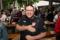 Bilder aus dem Bootshaus in Böblingen: Der VfB Stuttgart ist DFB-Pokalsieger und die Fans sind aus dem Häuschen.