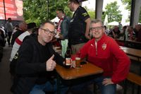 Bilder aus dem Bootshaus in Böblingen: Der VfB Stuttgart ist DFB-Pokalsieger und die Fans sind aus dem Häuschen.