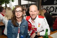 Bilder aus dem Bootshaus in Böblingen: Der VfB Stuttgart ist DFB-Pokalsieger und die Fans sind aus dem Häuschen.