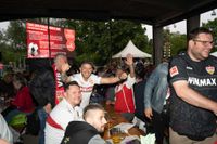 Bilder aus dem Bootshaus in Böblingen: Der VfB Stuttgart ist DFB-Pokalsieger und die Fans sind aus dem Häuschen.