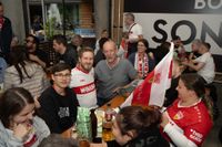 Bilder aus dem Bootshaus in Böblingen: Der VfB Stuttgart ist DFB-Pokalsieger und die Fans sind aus dem Häuschen.