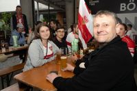 Bilder aus dem Bootshaus in Böblingen: Der VfB Stuttgart ist DFB-Pokalsieger und die Fans sind aus dem Häuschen.