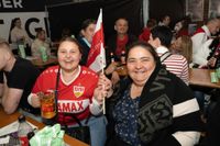 Bilder aus dem Bootshaus in Böblingen: Der VfB Stuttgart ist DFB-Pokalsieger und die Fans sind aus dem Häuschen.