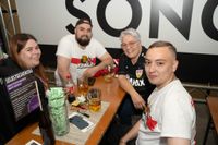 Bilder aus dem Bootshaus in Böblingen: Der VfB Stuttgart ist DFB-Pokalsieger und die Fans sind aus dem Häuschen.