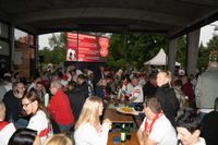 Bilder aus dem Bootshaus in Böblingen: Der VfB Stuttgart ist DFB-Pokalsieger und die Fans sind aus dem Häuschen.