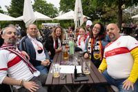 Bilder aus dem Bootshaus in Böblingen: Der VfB Stuttgart ist DFB-Pokalsieger und die Fans sind aus dem Häuschen.