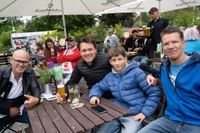 Bilder aus dem Bootshaus in Böblingen: Der VfB Stuttgart ist DFB-Pokalsieger und die Fans sind aus dem Häuschen.