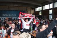 Bilder aus dem Bootshaus in Böblingen: Der VfB Stuttgart ist DFB-Pokalsieger und die Fans sind aus dem Häuschen.