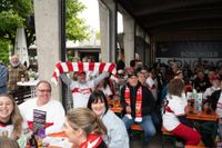 Bilder aus dem Bootshaus in Böblingen: Der VfB Stuttgart ist DFB-Pokalsieger und die Fans sind aus dem Häuschen.