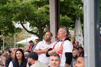 Bilder aus dem Bootshaus in Böblingen: Der VfB Stuttgart ist DFB-Pokalsieger und die Fans sind aus dem Häuschen.