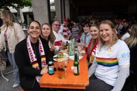 Bilder aus dem Bootshaus in Böblingen: Der VfB Stuttgart ist DFB-Pokalsieger und die Fans sind aus dem Häuschen.