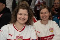 Bilder aus dem Bootshaus in Böblingen: Der VfB Stuttgart ist DFB-Pokalsieger und die Fans sind aus dem Häuschen.