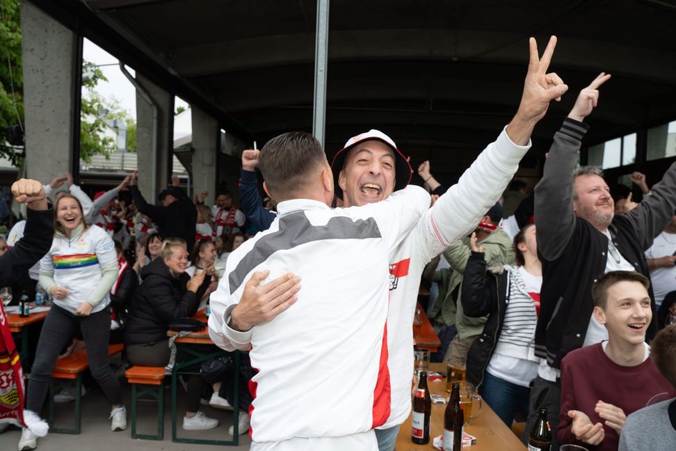 Bilder aus dem Bootshaus in Böblingen: Der VfB Stuttgart ist DFB-Pokalsieger und die Fans sind aus dem Häuschen.
