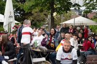 Bilder aus dem Bootshaus in Böblingen: Der VfB Stuttgart ist DFB-Pokalsieger und die Fans sind aus dem Häuschen.