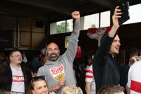 Bilder aus dem Bootshaus in Böblingen: Der VfB Stuttgart ist DFB-Pokalsieger und die Fans sind aus dem Häuschen.