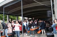 Bilder aus dem Bootshaus in Böblingen: Der VfB Stuttgart ist DFB-Pokalsieger und die Fans sind aus dem Häuschen.