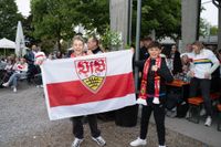 Bilder aus dem Bootshaus in Böblingen: Der VfB Stuttgart ist DFB-Pokalsieger und die Fans sind aus dem Häuschen.