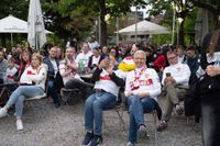 Bilder aus dem Bootshaus in Böblingen: Der VfB Stuttgart ist DFB-Pokalsieger und die Fans sind aus dem Häuschen.