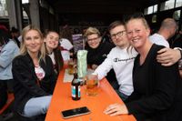 Bilder aus dem Bootshaus in Böblingen: Der VfB Stuttgart ist DFB-Pokalsieger und die Fans sind aus dem Häuschen.